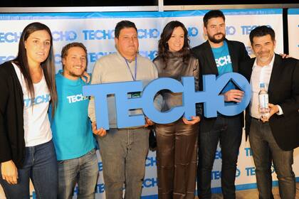 Carolina Stanley y Julian Weich con los integrantes de Techo
