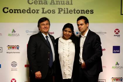 El presidente de la Sociedad Rural Argentina, Daniel Pelegrina, Margarita Barrientos y el director general de Fundación Barrientos, Ezequiel Eguia Segui