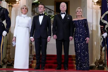 El presidente Joe Biden y la primera dama Jill Biden posan para una foto con Emmanuel y Brigitte Macron en el Gran Vestíbulo de la Casa Blanca antes de una cena de Estado en Washington