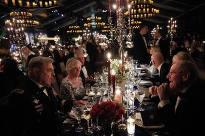 El presidente del Estado Mayor Unido, el general Mark A. Milley, y otros asisten a la cena de Estado 