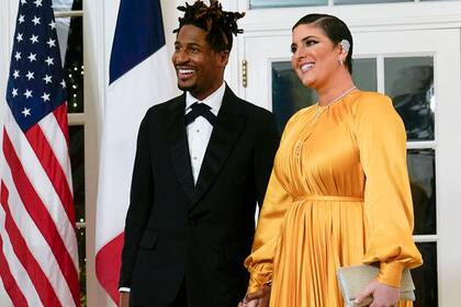 El músico Jon Batiste posó con su esposa Suleika Jaouad en la antesala de la cena en la Casa Blanca en Washington