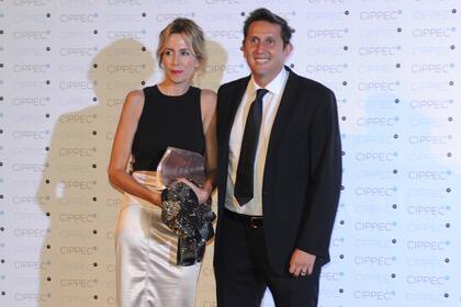 El periodista Juan Pablo Varsky junto a su mujer, Lala Bruzoni