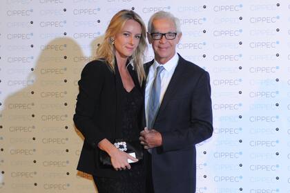 El empresario Eduardo Costantini, junto a su pareja, Estefanía Daneri