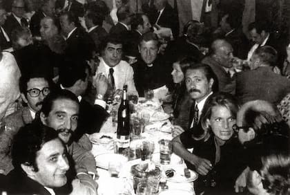 Cena con los miembros de la delegación. Atrás se lo ve a Juan Carlos Gené y al cura Carlos Mugica. A la derecha sigue Marilina Ross y Eduardo Luis Duhalde. Chunchuna Villafañe conversa entusiasmada con su amigo Ortega Peña con quien viajó sentada al lado en el vuelo de regreso a Buenos Aires.