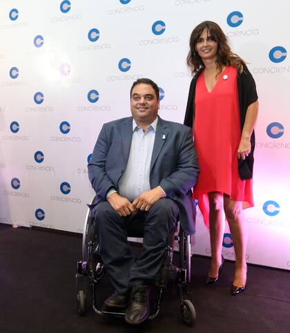 El ministro de Trabajo Jorge Triaca, junto a la presidenta de la Asociación Conciencia Beby Lacroze