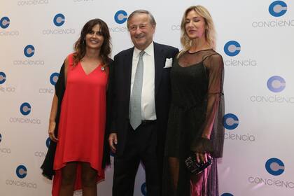 La presidenta de la Asociación Conciencia Beby Lacroze, junto al presidente de Fiat Cristiano Rattazi, y su mujer, Gabriela Castellani