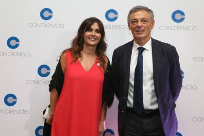 El ministro de Producción de la Nación Francisco Cabrera, junto a la presidenta de la Asociación Conciencia Beby Lacroze