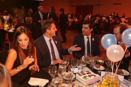 El diputado nacional Sergio Massa y el gobernador de Salta Juan Manuel Urtubey, juntos en la mesa