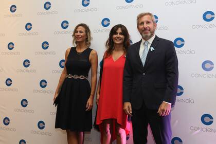 El ministro del Interior Rogelio Frigerio, junto a su mujer Victoria Costoya, y la presidenta de la Asociación Conciencia Beby Lacroze