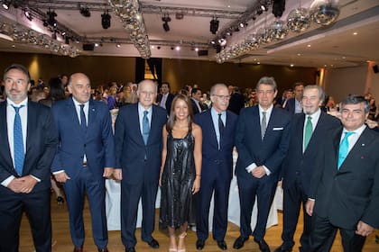 Cena de la Asociación de Magistrados GoldenCenter de Costanera Norte
Los jueces Mariano Llorens y Diego Barroetaveña, el procurador general de la Nación, Eduardo Casal; la jueza Agustina Diaz Cordero, los ministros de la Corte Carlos Rosenkrantz y Horacio Rosatti; el presidente de la Asociación de Magistrados, Marcelo Gallo Tagle, y el juez de la Corte Juan Carlos Maqueda