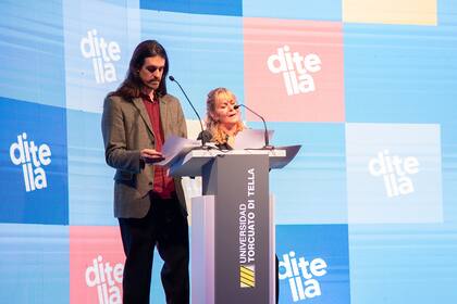 Los presentadores de la Cena Carlos Huffmann y Marzia Raybaudi