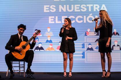Alumnas entonan el Himno Nacional Argentino