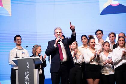 El rector Juan José Cruces con alumnos voluntarios
