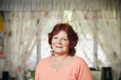 "Cenábamos en esta cocina comedor con plato uno, plato dos y gaseosas en jarras de cristal"