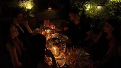 Cenar con desconocidos ayuda a muchos a combatir la soledad