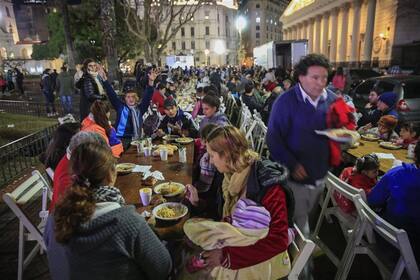 Cenas compartidas en Plaza de Mayo: todos los viernes, cerca de 250 personas en situación de calle se acercan a compartir un plato de comida caliente con los voluntarios de Frío Cero. También se llevan ropa y mercadería