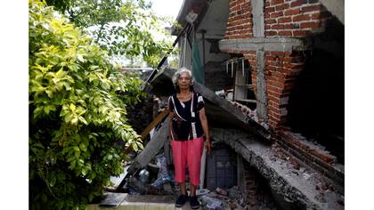 Cenobia Riquelme, de 76 años, ama de casa que sufre de Alzheimer, posa junto a su casa después del terremoto en Jojutla de Juárez