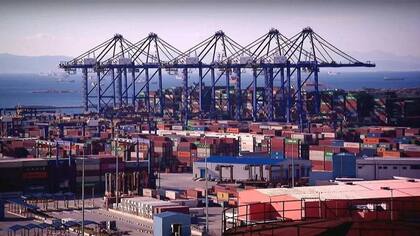 Centenares de contenedores en el puerto de El Pireo.