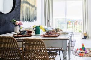 Centímetro a centímetro, este monoambiente de 57 m2 se fue ampliando hasta convertirse en el confortable hogar de una familia de tres.