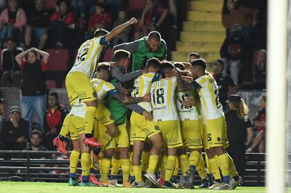 Central cosechó tres puntos y una goleada demoledora ante un Colón desconocido