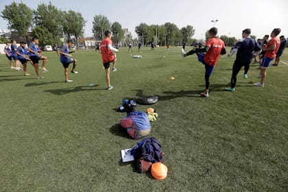 Los jugadores de Centro Español en la entrada en calor previa al entrenamiento de pretemporada