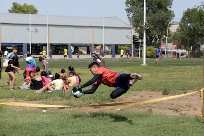 Durante los trabajos de campo, el entrenamiento de arqueros tuvo lugar en una porción de césped al costado de la cancha sintética donde se mezclaban con las familias en el predio que disfrutaban de la mañana