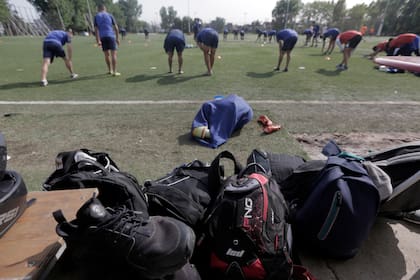 Los jugadores deben dejar sus mochilas a un costado de la cancha, no muy lejos de ellos, porque no tienen un lugar seguro donde ubicarlas mientras entrenan