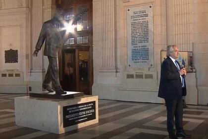 Alberto Fernández inauguró una estatua de Néstor Kirchner en el CCK, a 10 años de la muerte del expresidente