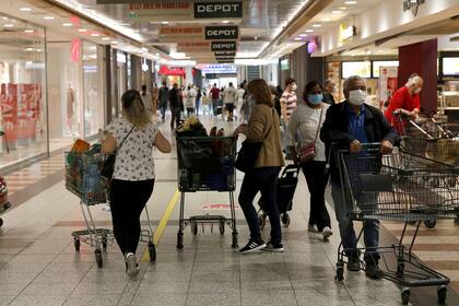 El centro comercial Rhein Center después de la reapertura de las fronteras, en medio del brote de la enfermedad del coronavirus (COVID-19), en Weil am Rhein, Alemania