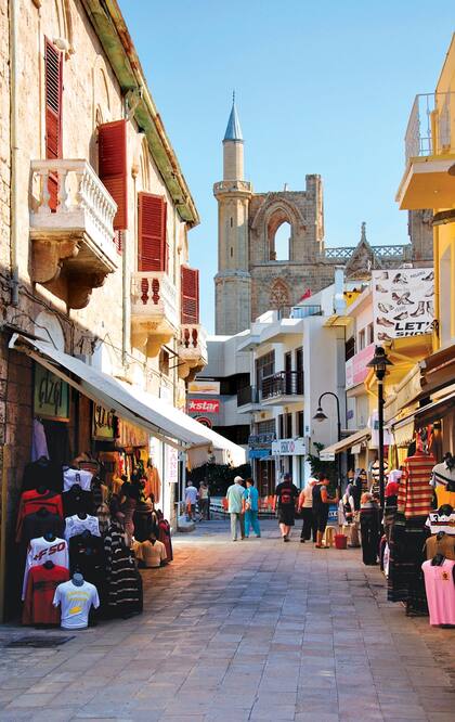 Centro de Famagusta donde la arquitectura antigua convive con los nuevos comercios