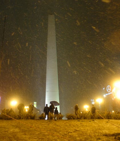 Centro de festejos y manifestaciones, el Obelisco es el sello internacional de la ciudad de Buenos Aires; el 7 de julio de 2007, muchos porteños se acercaron a disfrutar de la nevada porteña