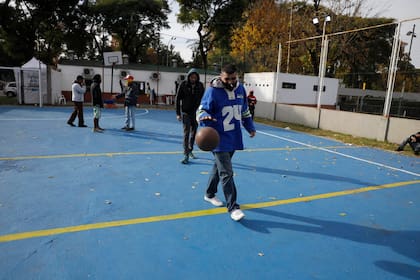 Los hombres aprovechan el día soleado para ganar el playón de cemento, las canchas de futbol y básquet, y gastar un poco de la energía contenida en el aislamiento.