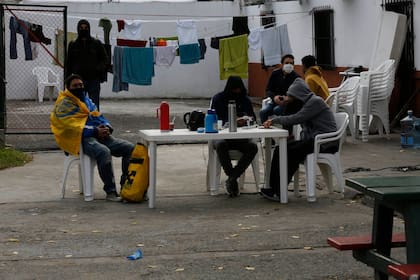 El espacio del Polideportivo Pereyra solo cuenta con una habitación, un comedor no muy grande y el patio, por eso es el lugar elegido por todos cuando sale el sol.