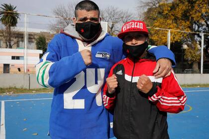 Cristian (izq.) tiene 24 años, hace siete que vive en la calle, es boxeador y taekwondista, representó al país en los últimos Juegos Olímpicos de la Juventud. A su lado, Sebastián, uno de los operadores del lugar.