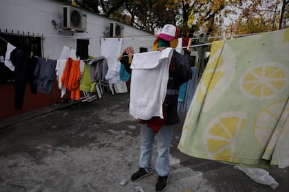 Se siguen estrictas normas de higiene, todos usan tapabocas y nadie puede salir, salvo los que tengan que buscar medicación, consultar al médico o cobrar un subsidio.