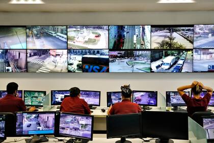 Desde el centro de monitoreo de la Policía de la Ciudad se controlan todas las cámaras dispuestas en la vía pública