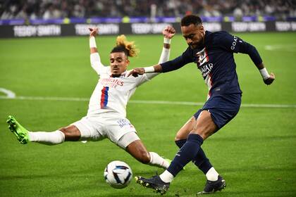 Centro de Neymar durante el partido que disputan Olympique Lyonnais y Paris Saint-Germain.