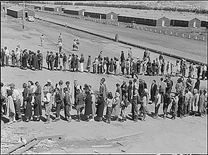 Centro de reclusión de Tanforan, personas formadas para entrar al comedor (Foto: Dorothea Lange, 29 de abril de 1942)