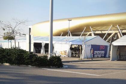 Un centro de vacunación en un estacionamiento de un estadio en Israel