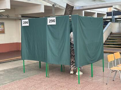 Centro de votación en el Liceo 7 de Providencia