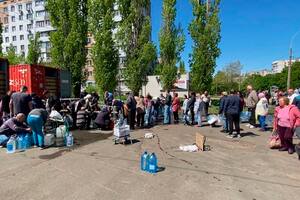 La dramática vida en Mykolaiv, la ciudad bajo fuego en la que la gente hace largas colas para conseguir agua y pan