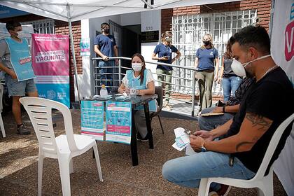 En el primer día de vacunación en Morón, el intendente Lucas Ghi visitó Sadop.
