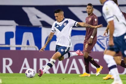 Centu en acción, con la camiseta de Vélez