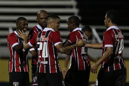 Centurión festeja su primer gol para San Pablo
