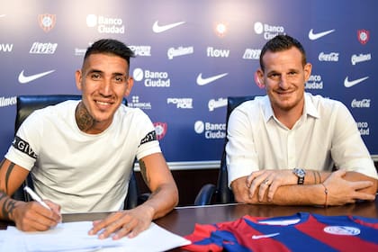 Centurión y la firma del contrato, junto al manager Mauro Cetto