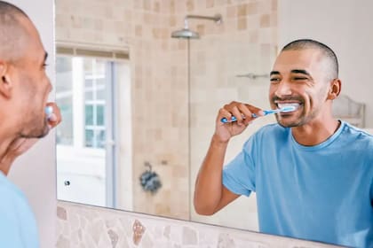 Menyikat gigi terlalu keras dapat menyebabkan gusi surut.