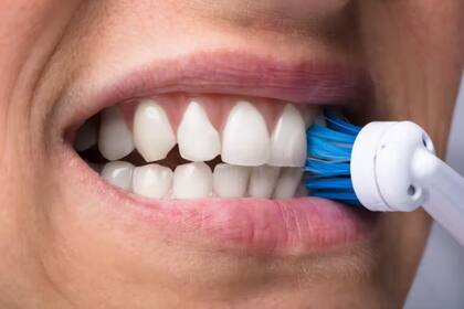 Cepillarse los dientes con movimientos suaves y productos adecuados protege el esmalte, previene la sensibilidad dental y contribuye a una sonrisa sana y duradera