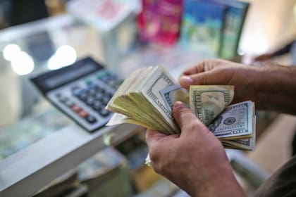 "Ante el riesgo de que el fenómeno de alta demanda de dólares se mantuviera esta semana, decidimos profundizar los controles", dijo el presidente del Central Guido Sandleris
