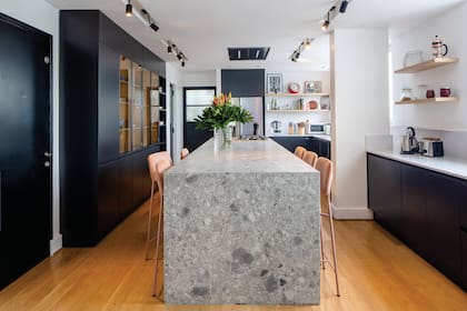 ‘Ceppo di gres’ es el tono de Neolith elegido para esta isla, y aporta calidez a una cocina destinada a ser lugar de encuentro. Mesada de Silestone ‘White Storm’. Banquetas (Estudio Te). Campana (Franke).