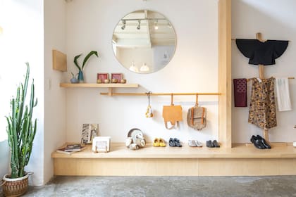 Cerámica artesanal, libros, calzado y vestimenta llenos de detalles para venir a ver de cerca.